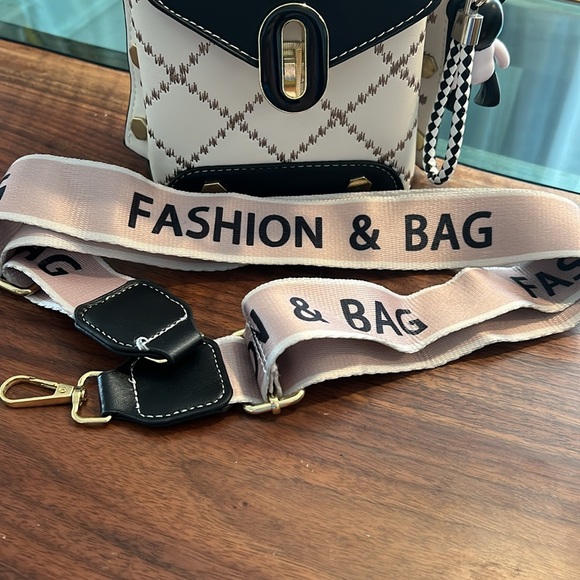 Small purse great for shopping or vacations. - Picture 6 of 10